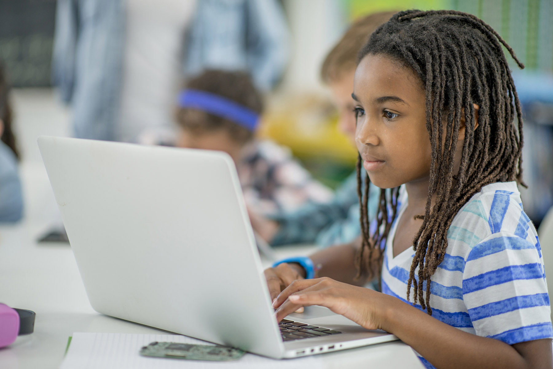 girl learning to code